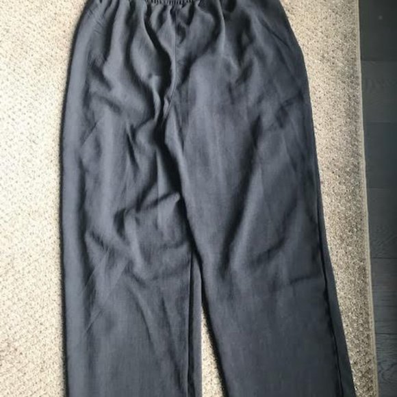 Black crepe cropped trousers. - Picture 3 of 3